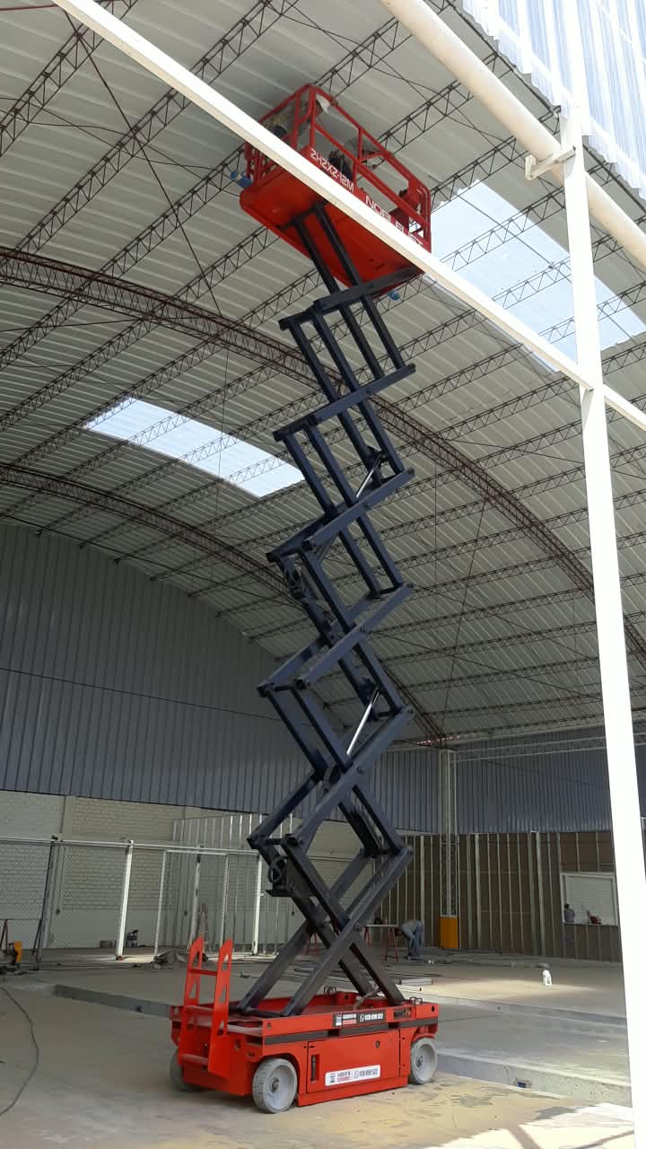 Plataforma de tijera desplegada bajo una cubierta